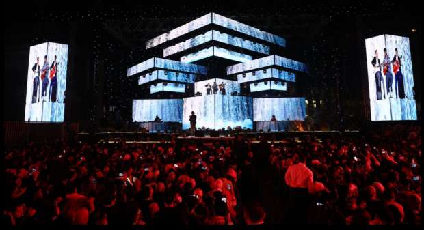 تامر حسني يتألق أمام 20 ألفا في حفل غنائي بجامعة المستقبل «صور»