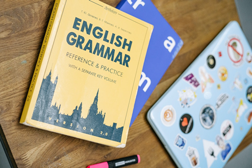 ما هو الفرق بين هؤلاء وأولئك في اللغة الإنجليزية؟